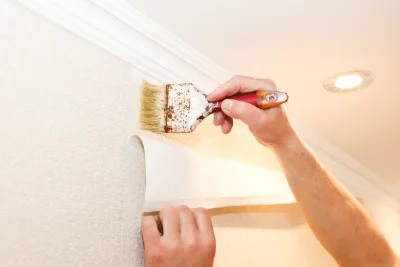 Pose de papier peint au Revest-les-Eaux — revêtements muraux et toiles de verre